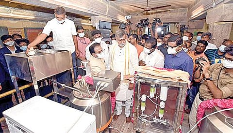 தஞ்சாவூர் அருகே உள்ள புன்னைநல்லூர் மாரியம்மன் கோயிலில் புதிதாக நிறுவப்பட்டுள்ள தேங்காய் தண்ணீரை சுத்திகரித்து பிரசாதமாக வழங்கும் நவீன இயந்திரத்தை நேற்று மக்கள் பயன்பாட்டுக்கு தொடங்கி வைக்கிறார் மத்திய இணை அமைச்சர் பிரகலாத் சிங் படேல். உடன், ஆட்சியர் தினேஷ் பொன்ராஜ் ஆலிவர், ஐஐஎப்பிடி இயக்குநர் அனந்தராமகிருஷ்ணன் மற்றும் பலர்.