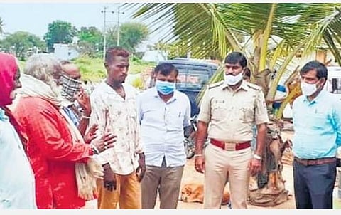 கர்நாடகாவில் கோயிலுக்குள் நுழைந்த தலித் இளைஞருக்கு அபராதம்: அர்ச்சகர் உட்பட 8 பேர் கைது