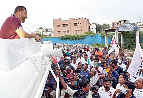 உள்ளாட்சி தேர்தலில் போட்டியிடும் மக்கள் நீதி மய்யம் வேட்பாளர்களை ஆதரித்து போரூர் பாய்கடை அருகே திறந்த வேனில் நின்றபடி நேற்று பிரச்சாரத்தில் ஈடுபட்ட அக்கட்சியின் தலைவர் கமல்ஹாசன்.