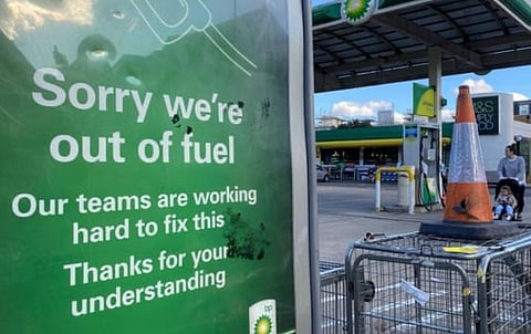 பிரிட்டனில் தட்டுப்பாடு அச்சம்- எரிபொருளை வாங்கியதால் 90% பெட்ரோல் பங்க்குகள் காலி