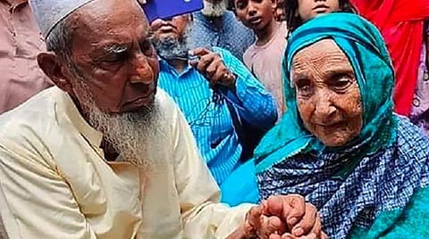 பேஸ்புக் வீடியோவால் 70 ஆண்டுகளுக்குப் பின்னர் தாயுடன் இணைந்த மகன்