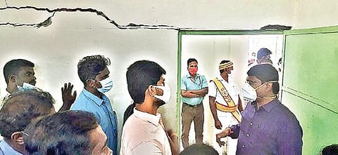 காந்தபாளையம் அரசு உயர்நிலை பள்ளியில் கட்டிடத்தில் ஏற்பட்டுள்ள விரிசல் குறித்து ஆய்வு செய்த தி.மலை மாவட்ட ஆட்சியர் பா.முருகேஷ்.