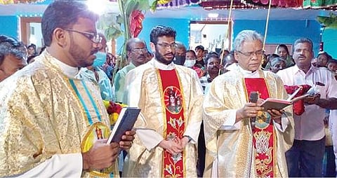 தூத்துக்குடி தாளமுத்துநகர் தூய மடு ஜெபமாலை அன்னை ஆலய திருவிழாவை முன்னிட்டு மறைவட்ட முதன்மை குரு ரோலிங்டன் கொடியேற்றி வைத்தார்.