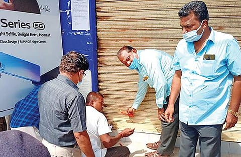 தஞ்சாவூர் பழைய பேருந்து நிலையம் அருகே அனுமதி பெறாமல் கட்டப்பட்டு இயங்கி வந்த கடைகளை பூட்டி சீல்வைக்கும் மாநகராட்சி அதிகாரிகள்.