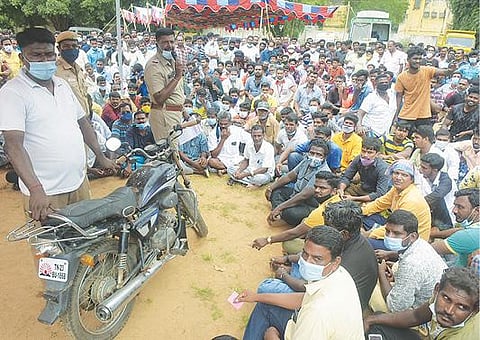 வேலூர் மாவட்டத்தில் பல்வேறு வழக்குகளில் காவல் துறையினரால் பறிமுதல் செய்யப்பட்ட வாகனங்கள் வேலூர் நேதாஜி விளையாட்டு மைதானத்தில் நேற்று ஏலம் விடப்பட்டன. படம்: வி.எம்.மணிநாதன்.