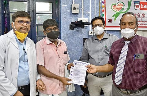 தூத்துக்குடி அரசு மருத்துவக் கல்லூரி மருத்துவமனையில் நடந்த உலக இருதய தின விழிப்புணர்வு நிகழ்ச்சியில் விழிப்புணர்வு கையேடுகளை கல்லூரி முதல்வர் டி.நேரு வெளியிட்டார். படம்: என்.ராஜேஷ்.