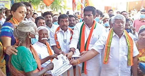 பாளையங்கோட்டை ஊராட்சி ஒன்றியத்துக்கு உட்பட்ட பகுதிகளில் வாக்கு சேகரிப்பில் ஈடுபட்ட பாஜக மாநில தலைவர் அண்ணாமலை. படம்: மு.லெட்சுமி அருண்