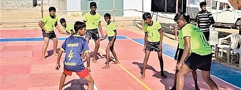 தூத்துக்குடியில் நடைபெற்று வரும் மாவட்ட அளவிலான கபடி போட்டியில் முதல் ஆட்டத்தில் கின்ஸ் அகாடமி அணி மற்றும் விவிடி பள்ளி அணியினர் விளையாடினர்.