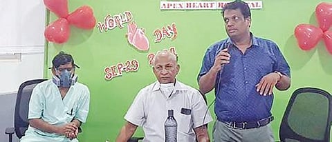 தஞ்சாவூர் அபெக்ஸ் இருதய மருத்துவமனையில் நேற்று நடைபெற்ற விழாவில் பேசுகிறார் மருத்துவமனை தலைவர் மருத்துவர் ரவிசங்கர்.