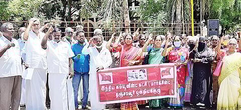 தஞ்சாவூர் வட்டார வளர்ச்சி அலுவலகம் முன், விவசாய தொழிலாளர் சங்கம் சார்பில் நேற்று நடைபெற்ற ஆர்ப்பாட்டத்தில் பங்கேற்ற கந்தர்வக்கோட்டை எம்எல்ஏ சின்னதுரை உள்ளிட்டோர்.