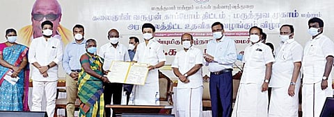 சேலம் மாவட்டம் வாழப்பாடியில் கலைஞரின் வரும்முன் காப்போம் திட்டத்தை தொடங்கி வைத்து பயனாளிகளுக்கு மருத்துவ அட்டையை முதல்வர் மு.க.ஸ்டாலின் வழங்கினார். உடன், அமைச்சர்கள் மா.சுப்பிரமணியன், தா.மோ.அன்பரசன், ஆட்சியர் கார்மேகம் உள்ளிட்டோர். படம்: எஸ்.குரு பிரசாத்