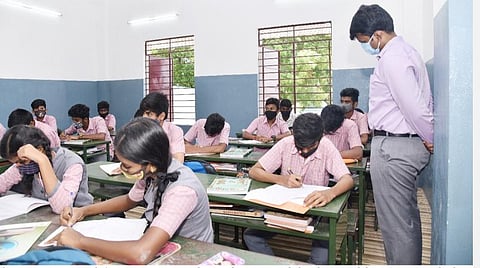 மாநகராட்சிப் பள்ளியில் நாளிதழ் வாசிக்க சொன்ன ஆணையர்: மாணவிக்கு கலாம் புத்தகம் பரிசளிப்பு