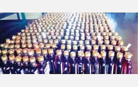 உளுந்தூர்பேட்டை அருகே காரில் கடத்தி வரப்பட்ட 600 புதுச்சேரி மது பாட்டில்களை போலீஸார் பறிமுதல் செய்தனர். அரசியல் கட்சியினருக்கு வழங்குவதற்காக கடத்தி வரப்பட்டதாக கைதானவர்கள் தெரிவித்துள்ளனர்.