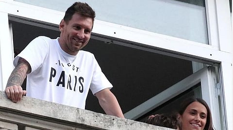 பாரீஸ் நகரில் ஹோட்டலில்இருந்து ரசிகர்களை பார்வையிட்ட லயோனல் மெஸ்ஸி | படம் உதவி ட்விட்டர்