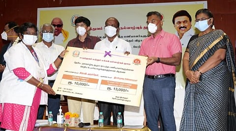 ஊதிய உயர்வுக்கான ஆணைகளை வழங்கிய அமைச்சர் மா.சுப்பிரமணியன்.