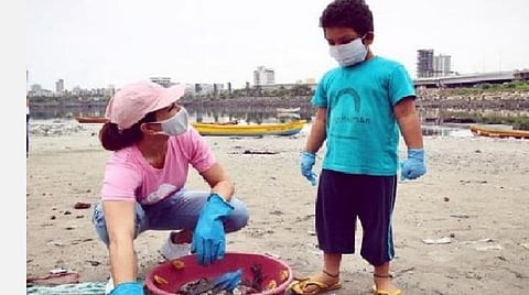 மும்பையின் மிதி நதிக்கரையில் தூய்மைப்பணியில் ஈடுபட்டுள்ள பாலிவுட் நடிகை ஜாக்குலின் பெர்னாண்டஸ். (படம்: இன்ஸ்டாகிராம்)