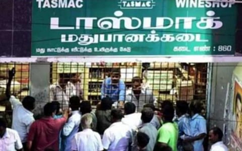 கரோனா தடுப்பூசி செலுத்தினால் தான் டாஸ்மாக்கில் மது வாங்க முடியும்: மாவட்ட ஆட்சியர் அறிவிப்பு