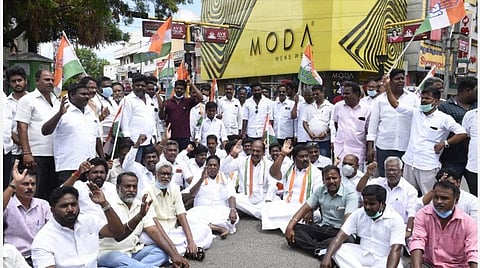 உ.பி.யில் பிரியங்கா கைது: புதுச்சேரியில் மறியலில் ஈடுபட்ட நாராயணசாமி உள்ளிட்ட காங்கிரஸார் 50 பேர் கைது