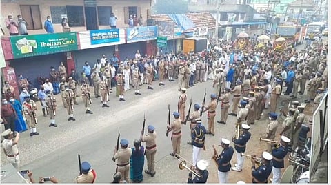 திருவனந்தபுரம் நவராத்திரி விழாவிற்கு பத்மநாபபுரம் அரண்மனையில் இருந்து சென்ற சுவாமி சிலைகள், குமரி, கேரள எல்லையான களியக்காவிளையை இன்று அடைந்தபோது கேரள போலீஸார் துப்பாக்கி ஏந்தி அணிவகுப்பு மரியாதை செலுத்தினர்.