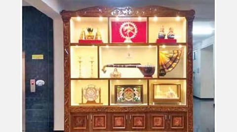 தஞ்சாவூர் மாவட்ட ஆட்சியர் அலுவலக வரவேற்பறையில் பெட்டகத்தில் வைக்கப்பட்டுள்ள புவிசார் குறியீடு பெற்ற பொருட்கள்.