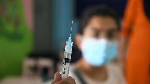 வேலூர் மாவட்டத்தில் புதிய கட்டுப்பாடு; ஓட்டல்களில் உணவருந்த தடுப்பூசி கட்டாயம்: குமரியில் தடுப்பூசி சான்றை காட்டினால்தான் மது விற்பனை