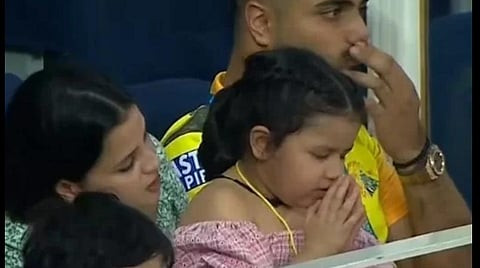 சிஎஸ்கே வெற்றிக்காகப் பிரார்த்தனை செய்த தோனி மகள்