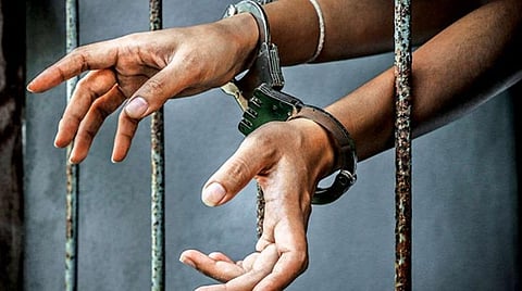 திருமணத்தை தடுத்து நிறுத்திவிடுவதாக ரூ.10 லட்சம் கேட்டு பெண்ணை மிரட்டியவர் கைது