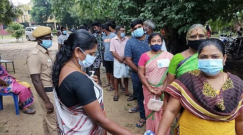 உள்ளாட்சித் தேர்தல்; முதல்கட்ட விறுவிறு வாக்குப்பதிவு: வேலூர் மாவட்டம் 6.84% - ராணிப்பேட்டை மாவட்டம் 14%