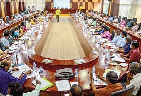 பள்ளிகள் திறப்பு: அனைத்து மாவட்ட முதன்மைக் கல்வி அதிகாரிகளுடன் அக்.12-ல் ஆலோசனை