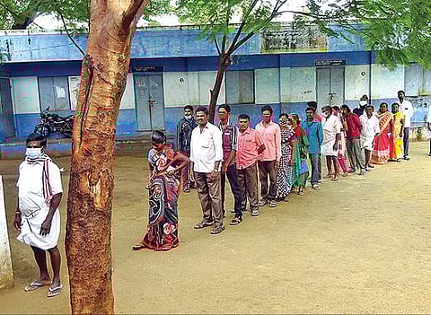 ஜோலார்பேட்டை அடுத்த கோனேரிக்குப்பம் வாக்குச் சாவடியில் முன்னாள் அமைச்சர் கே.சி.வீரமணி தனது வாக்கை பதிவு செய்தார்.