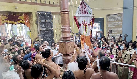 குலசேகரன்பட்டினம் முத்தாரம்மன் கோயிலில் தசரா விழா கொடியேற்றம் நடைபெற்றது. அதிகாரிகள் மட்டும் பங்கேற்றனர்.