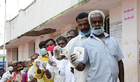 திருநெல்வேலி அருகே மானூர் ரஸ்தா பகுதியிலுள்ள வாக்குச் சாவடியில் வாக்களிக்க நீண்ட வரிசையில் காத்திருந்த வாக்காளர்கள். (வலது) ஆலங்குளம் ஒன்றியம், குருவன்கோட்டையில் வாக்களிக்க வரிசையில் காத்திருந்த பெண்கள்.படம்: மு.லெட்சுமி அருண்