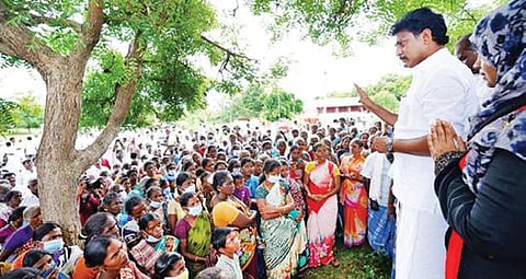 மருங்காபுரி ஒன்றியம் 10-வது வார்டு பகுதியில் 100 நாள் வேலைத் திட்டத்தில் பணிபுரிந்து கொண்டிருந்த பெண்களிடம் நேற்று வாக்கு சேகரிப்பில் ஈடுபட்ட அமைச்சர் அன்பில் மகேஸ் பொய்யாமொழி.