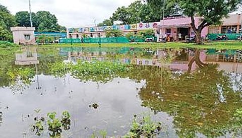 திருப்பத்தூர் அரசு மருத்துவமனையை சூழ்ந்துள்ள தண்ணீர்.