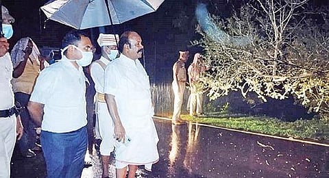 சிவகங்கை அருகே குளக்கட்டப்பட்டியில் அமைச்சர் கே.ஆர்.பெரியகருப்பன், மாவட்ட ஆட்சியர் பி.மதுசூதன்ரெட்டி மேற்பார்வையில் சாலையில் சாய்ந்த மரத்தை அகற்றிய தீயணைப்புத்துறையினர்.