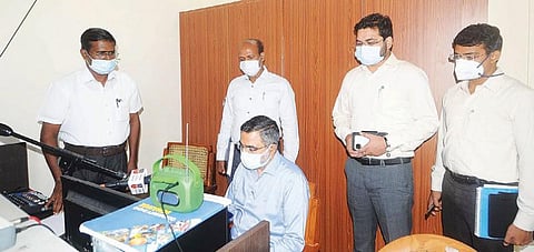 கடலூர் மாவட்ட ஆட்சியர் அலுவலகத்தில் இயங்கி வரும் பேரிடர் கால வானொலி 107.8 பண்பலை அலைவரிசையில் வடகிழக்கு பருவ மழை முன்னெச்சரிக்கை தொடர்பாக கூடுதல் தலைமை செயலர் மற்றும் வருவாய் நிர்வாக ஆணையர் க.பணீந்திரரெட்டி பேசினார். அருகில் மாவட்ட ஆட்சியர் கி.பாலசுப்ரமணியன்.