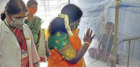 புதுச்சேரி ராஜீவ்காந்தி பெண்கள் மற்றும் குழந்தைகள் நல மருததுவ மனையில் டெங்கு மேலாண்மை குறித்து ஆய்வு செய்கிறார் துணைநிலை ஆளுநர் தமிழிசை சவுந்தரராஜன். படம்: எம்.சாம்ராஜ்