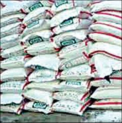 டிஏபி, யூரியா உரத் தட்டுப்பாட்டால் பெரிதும் சிரமப்படும் விவசாயிகள் : முன்னுரிமை அடிப்படையில் தேவைக்கேற்ப உரம் விநியோகிப்பதாக வேளாண் துறை தகவல்