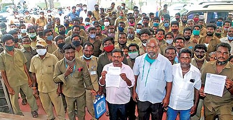 பணி நிரந்தரம் உள்ளிட்ட கோரிக்கைகளை வலியுறுத்தி, நூற்றுக்கும் மேற்பட்ட தூய்மைப்பணியாளர்கள், ஈரோடு மாநகராட்சி அலுவலகத்தில் மனு அளித்தனர்.