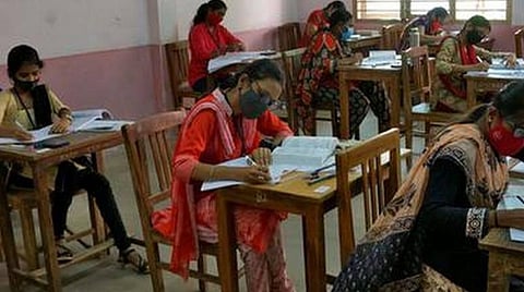 பிஎட் படித்த பிறகு கூடுதலாக இளநிலை, முதுநிலை பட்டம் பெற்றவர்கள் முதுநிலை ஆசிரியர் தேர்வுக்கு விண்ணப்பிப்பதில் சிக்கல்