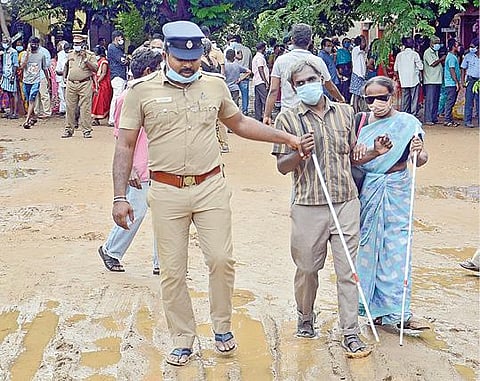 தாம்பரம் அடுத்த பதுவஞ்சேரி பகுதியில் உள்ள வாக்குச்சாவடியில் திரளான மக்கள் வரிசையில் நின்று வாக்களித்தனர்.