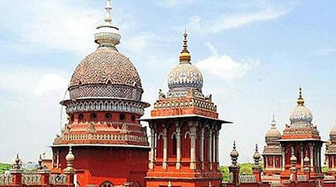 உள்ளாட்சித் தேர்தல் வாக்களர் பட்டியலில் பள்ளி மாணவர்கள் சேர்க்கப்பட்டதாக வழக்கு: தகுதியானவர்களை மட்டும் அனுமதிக்க நீதிமன்றம் உத்தரவு