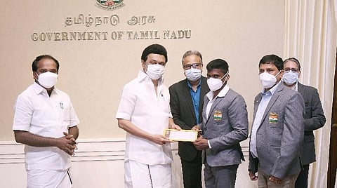 விளையாட்டு வீரர் மாரியப்பனுக்குக் காசோலையை வழங்கிய முதல்வர் ஸ்டாலின்.