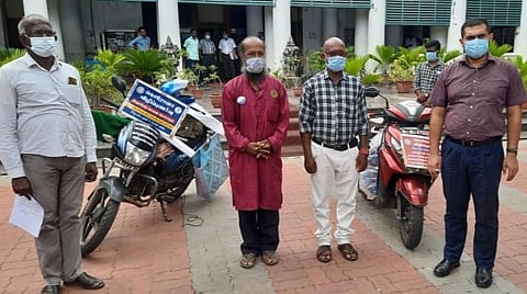 கரோனா விழிப்புணர்வுகாக இருசக்கர வாகனப் பயணம்