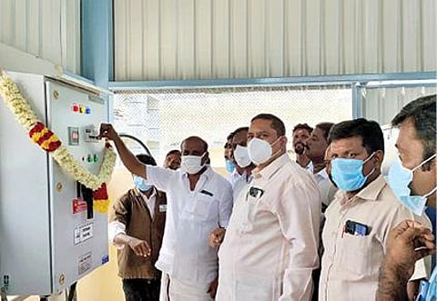 திருவண்ணாமலை அரசு மருத்துவ கல்லூரி மருத்துவமனையில் ஆக்சிஜன் உற்பத்தி நிலையத்தை நேற்று தொடங்கி வைத்த சட்டப்பேரவை துணைத் தலைவர் கு.பிச்சாண்டி. அடுத்த படம்: செய்யாறு அரசு தலைமை மருத்துவமனையில் ஆக்சிஜன் உற்பத்தி நிலையத்தை தொடங்கி வைத்த சட்டப்பேரவை உறுப்பினர் ஜோதி.