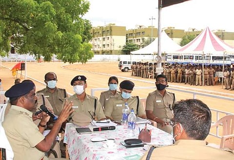 திருநெல்வேலி மாவட்டத்தில் வரும் 9-ம் தேதி நடைபெறும் 2-ம் கட்ட உள்ளாட்சி தேர்தல் பாதுகாப்பு பணியின்போது பின்பற்ற வேண்டிய நடவடிக்கைகள் தொடர்பாக மாவட்ட காவல்துறை கண்காணிப்பாளர் மணிவண்ணன் போலீஸாருக்கு அறிவுரை வழங்கினார்.