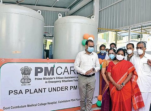 கோவை அரசு மருத்துவமனையில் புதிதாக நிறுவப்பட்டுள்ள ஆக்சிஜன் உற்பத்தி நிலையத்தை நேற்று பார்வையிட்ட மாவட்ட ஆட்சியர் ஜி.எஸ்.சமீரன், மக்களவை தொகுதி உறுப்பினர் பி.ஆர்.நடராஜன், எம்எல்ஏ வானதி சீனிவாசன் உள்ளிட்டோர். படம்: ஜெ.மனோகரன்