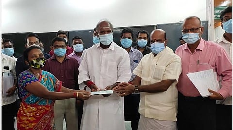 புதுச்சேரியில் கரோனாவால் உயிரிந்தோரின் குடும்பத்துக்கு ரூ.50 ஆயிரம்: முதல்வர் ரங்கசாமி வழங்கினார்