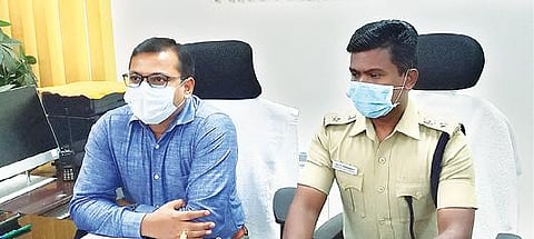 திருப்பத்தூரில் நேற்று செய்தியாளர்களை சந்தித்த மாவட்ட ஆட்சியர் அமர் குஷ்வாஹா. அருகில், எஸ்.பி., டாக்டர் பாலகிருஷ்ணன். படம்:ந.சரவணன்.