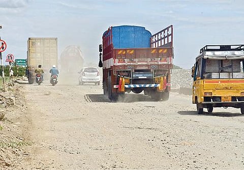 தூத்துக்குடி- திருநெல்வேலி தேசிய நெடுஞ்சாலையில் புதுக்கோட்டையில் புதிதாக கட்டப்பட்டு வரும் மேம்பாலத்தின் சர்வீஸ் சாலைகள் சேதமடைந்து மோசமான நிலையில் இருப்பதால் தடுமாறிச் செல்லும் வாகனங்கள். படம்: என்.ராஜேஷ்